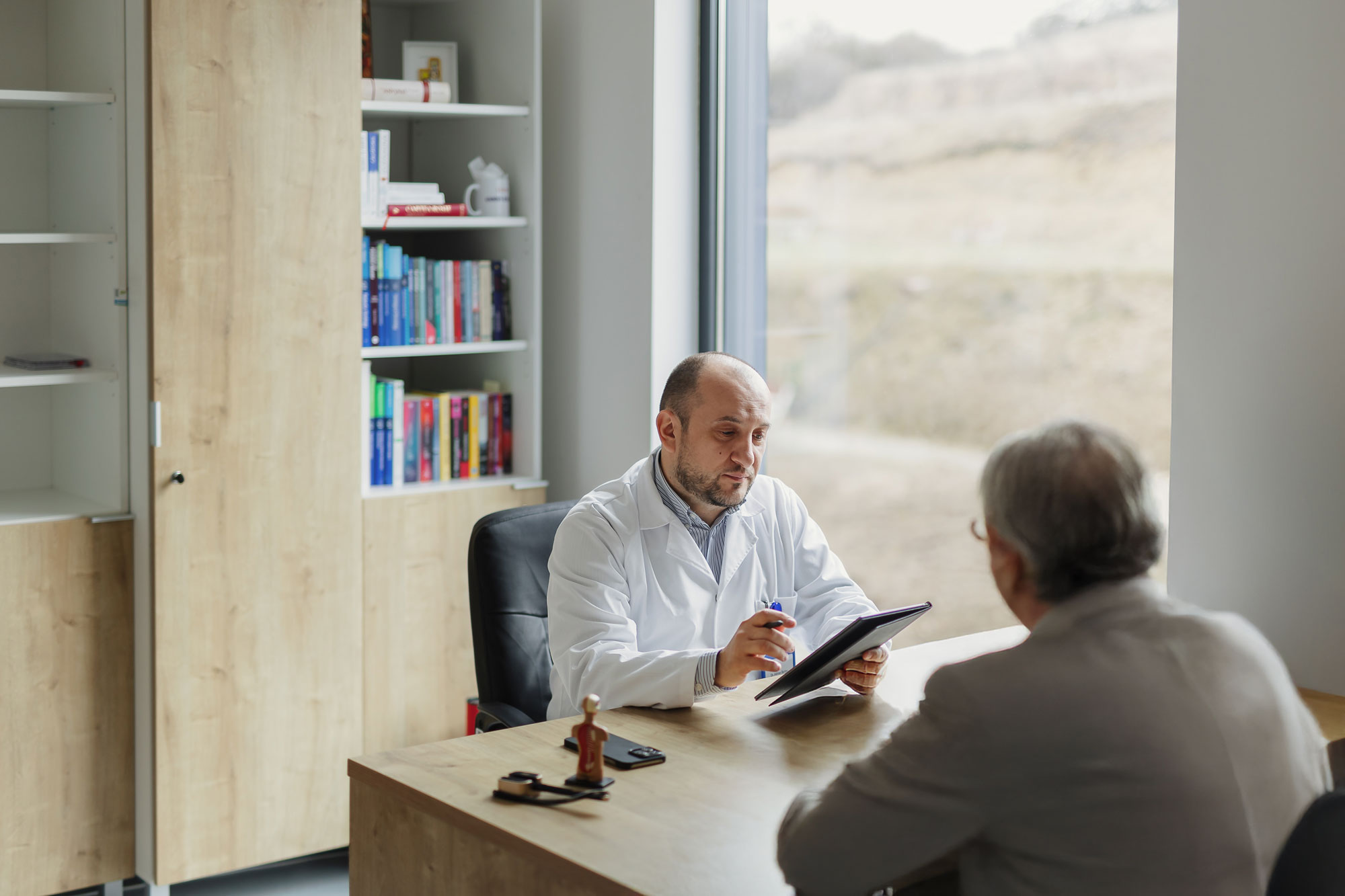 Explicații medicale despre riscurile procedurii HIPEC Medic discutând cu pacientul despre complicațiile și riscurile potențiale ale tratamentului HIPEC