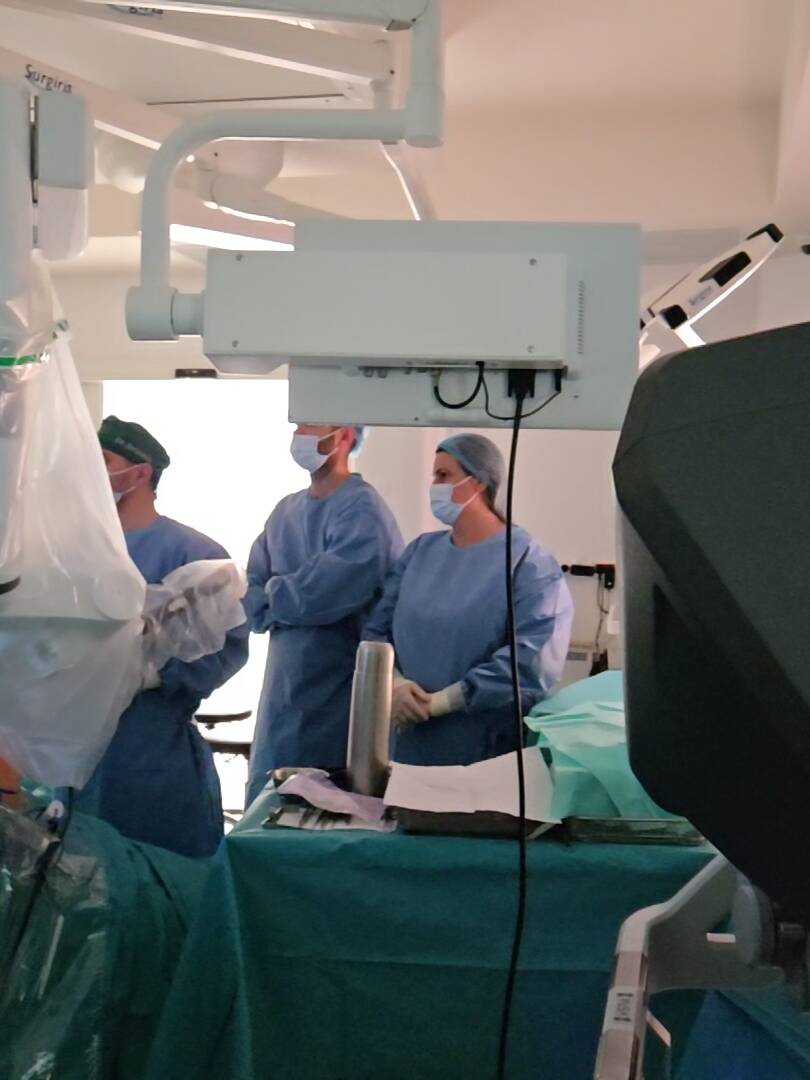 Prof. Dr. Adrian Bartoș oper&acirc;nd cu robotul Da Vinci Xi la Spitalul Regina Maria Cluj
